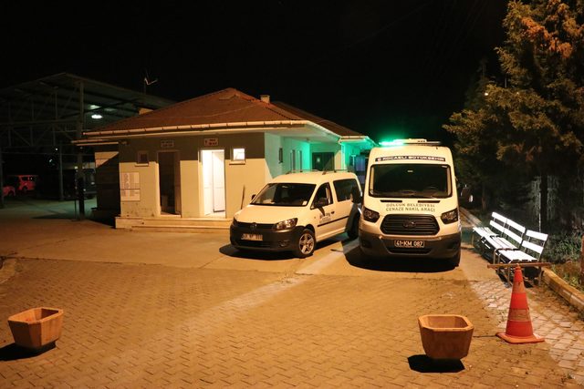 Deprem Mezarlığı�nda köpeğini arayan çocuklar kavanoz içinde cenin