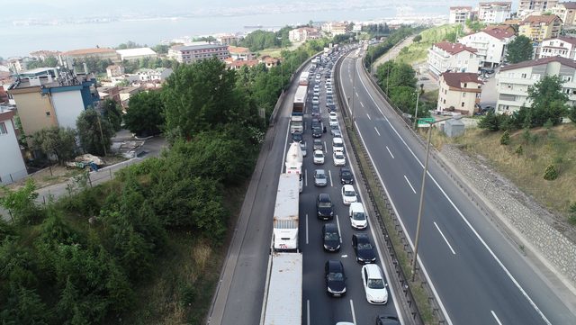 Tatil yolunda 10 kilometrelik araç kuyruğu