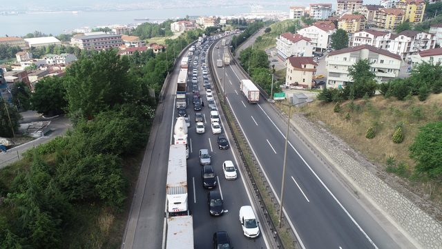 Tatil yolunda 10 kilometrelik araç kuyruğu