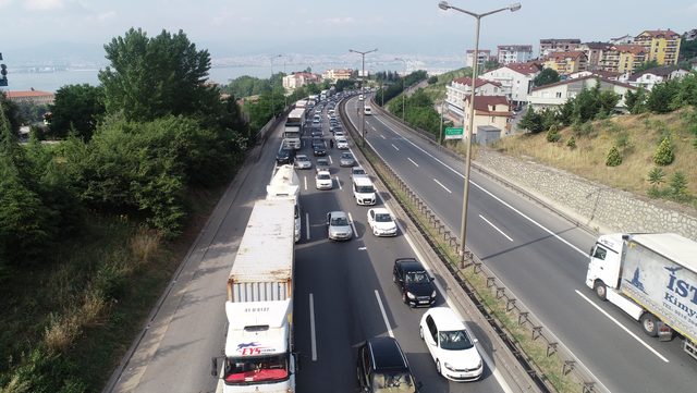 Tatil yolunda 10 kilometrelik araç kuyruğu