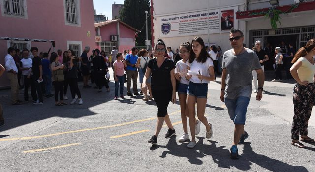 LGS'de öğrenciler sınıfta, veliler bahçede heyecanlandı (2)