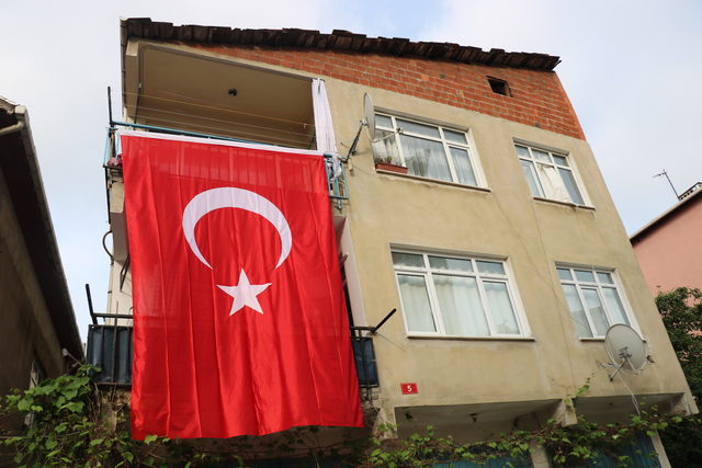 Iğdır şehidi uzman onbaşı Ali Yılmaz'ın baba evine ateş düştü