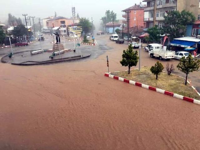 Kırıkkale’de yağmur caddeleri suyla doldurdu (2)