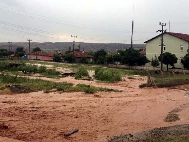 Kırıkkale’de yağmur caddeleri suyla doldurdu (2)