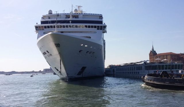 Kontrolden çıkan cruise gemisi, bir gemiye ve limana çarptı