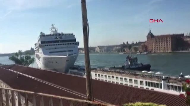Kontrolden çıkan cruise gemisi, bir gemiye ve limana çarptı