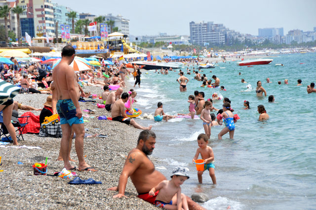 Antalya'da nemden bunalan denize koştu