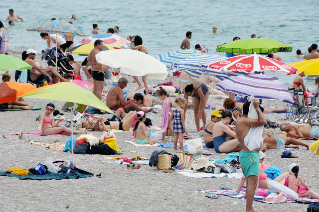 Antalya'da nemden bunalan denize koştu