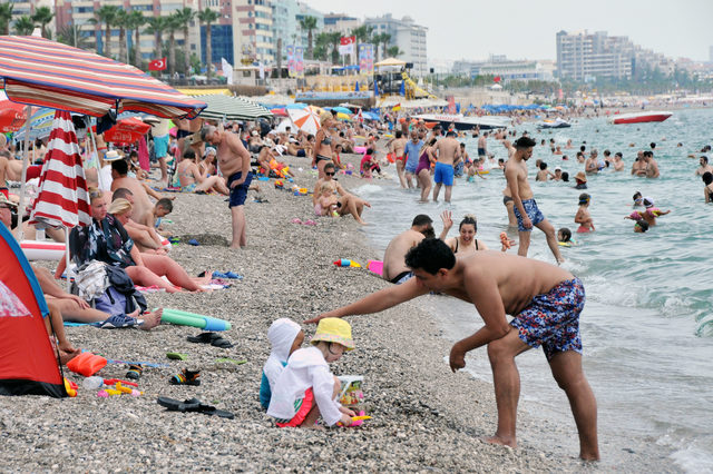 Antalya'da nemden bunalan denize koştu