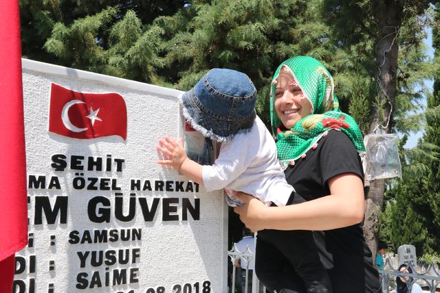 Şehitlerinin mezar taşlarını öptüler