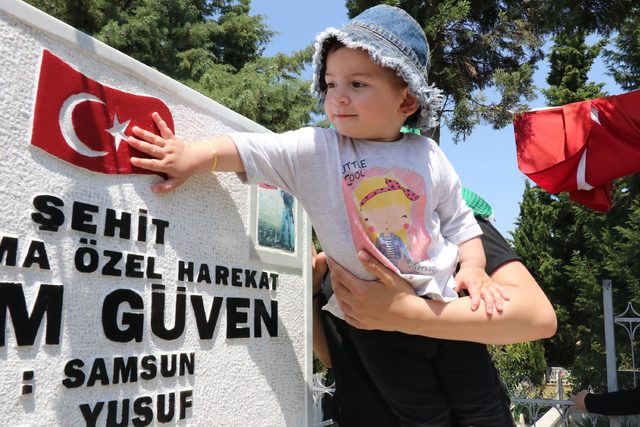 Şehitlerinin mezar taşlarını öptüler