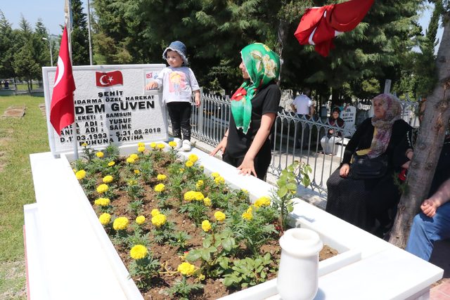 Şehitlerinin mezar taşlarını öptüler