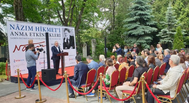 Nazım Hikmet, Moskova'da mezarı başında anıldı