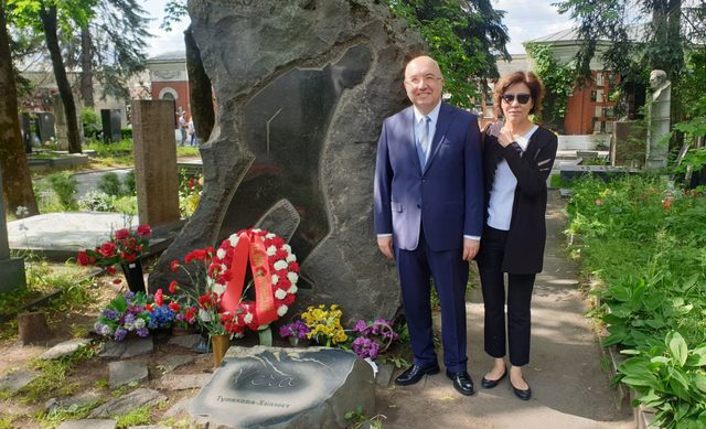Nazım Hikmet, Moskova'da mezarı başında anıldı