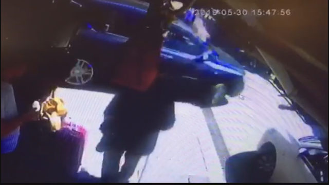 Fatih'te otomobilin İsviçreli gazeteciye çarpma anı kamerada