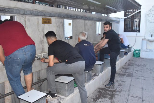 İzmir'de bayram namazında camiler doldu taştı