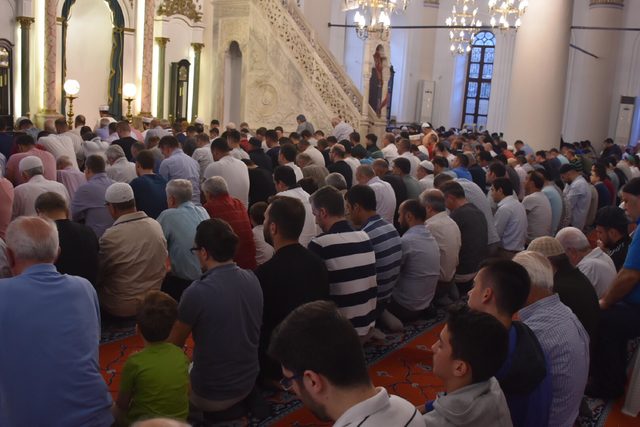 İzmir'de bayram namazında camiler doldu taştı