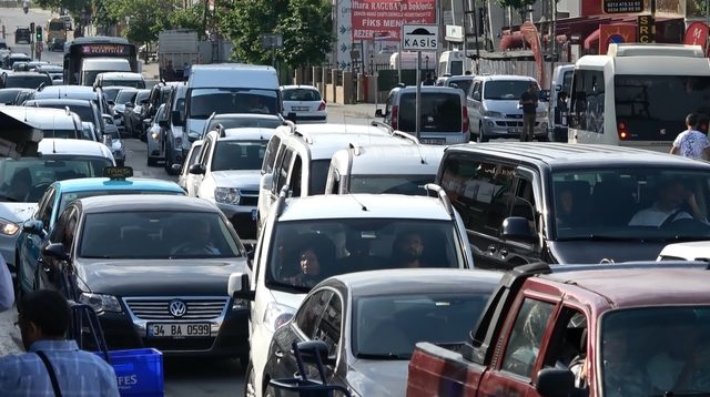 Sultangazi'de mezar ziyareti trafiği kilitledi