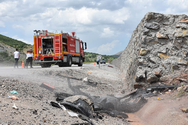 Duvara çarpan otomobil devrildi: 1 ölü 1 yaralı