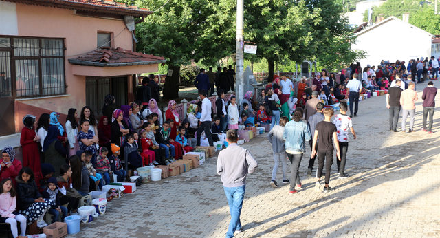 Eğirdir'de çocukların ilginç şeker toplama geleneği