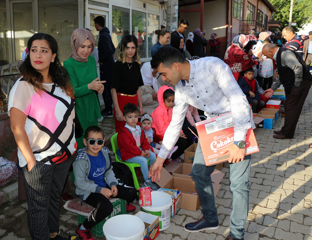 Eğirdir'de çocukların ilginç şeker toplama geleneği