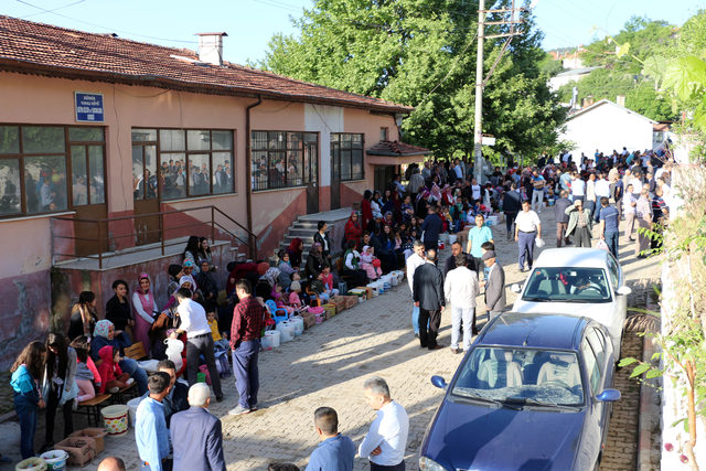Eğirdir'de çocukların ilginç şeker toplama geleneği