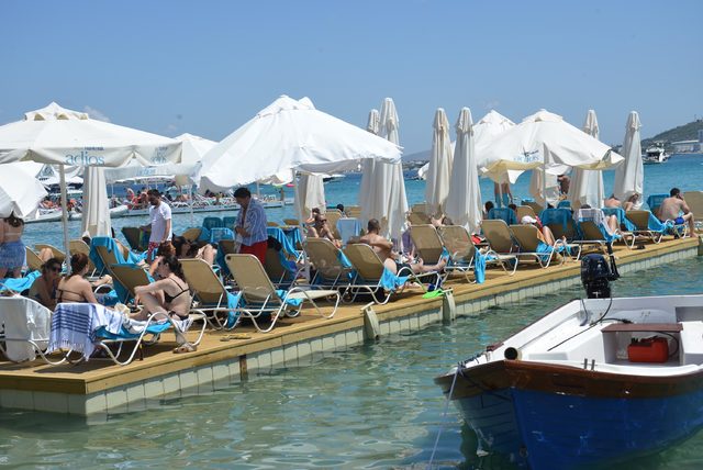 Çeşme'de gündüz plajlar, gece Alaçatı sokakları doldu