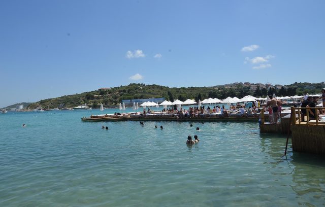 Çeşme'de gündüz plajlar, gece Alaçatı sokakları doldu
