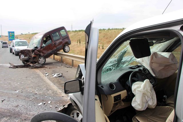 Gaziantep'te hafif ticari araçlar çarpıştı: 4 yaralı