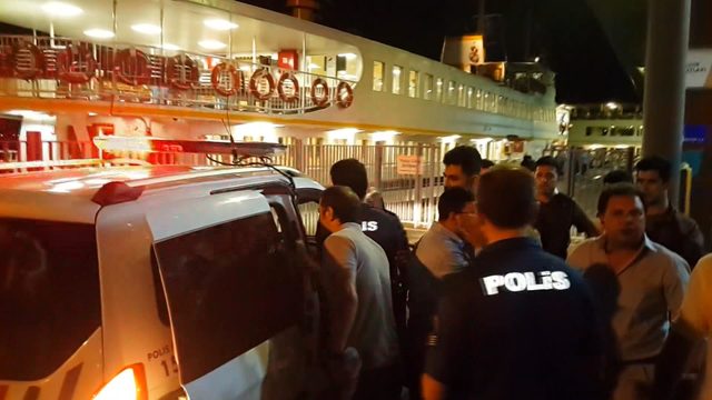 Yolcu vapurunda tabanca ile ateş eden kişi gözaltına alındı