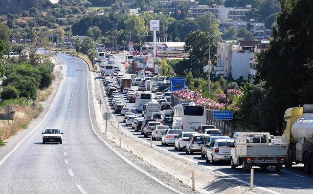 Kuşadası'nda bayram yoğunluğu