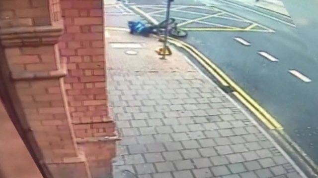 Önce bisikletten düştü, sonra otobüs çarptı