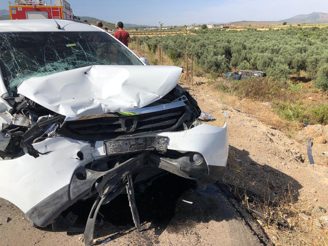 Hassa'da hafif ticari araç ile otomobil çarpıştı: 13 yaralı