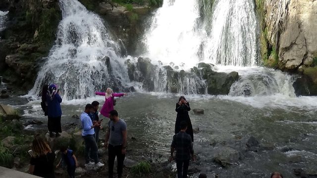 Muradiye Şelalesi'ne ziyaretçi akını