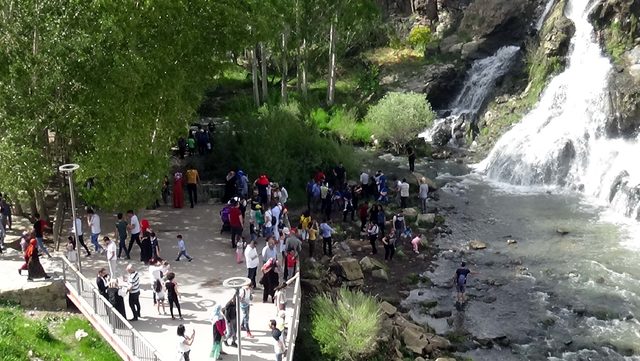Muradiye Şelalesi'ne ziyaretçi akını