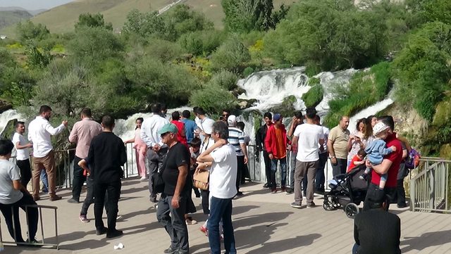 Muradiye Şelalesi'ne ziyaretçi akını