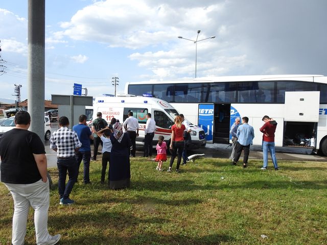 Yolcu otobüsü kırmızı ışıkta 7 araca çarptı: 7 yaralı