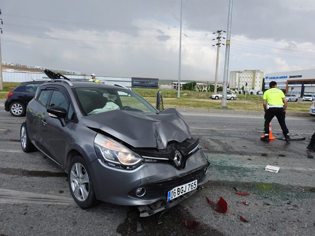 Yolcu otobüsü kırmızı ışıkta 7 araca çarptı: 7 yaralı
