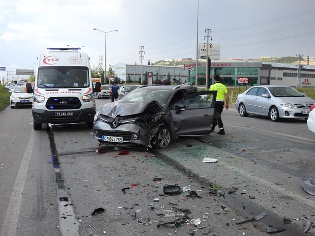 Yolcu otobüsü kırmızı ışıkta 7 araca çarptı: 7 yaralı