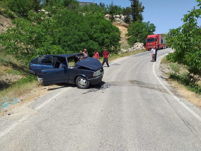 Otomobiller kafa kafaya çarpıştı: 13 yaralı
