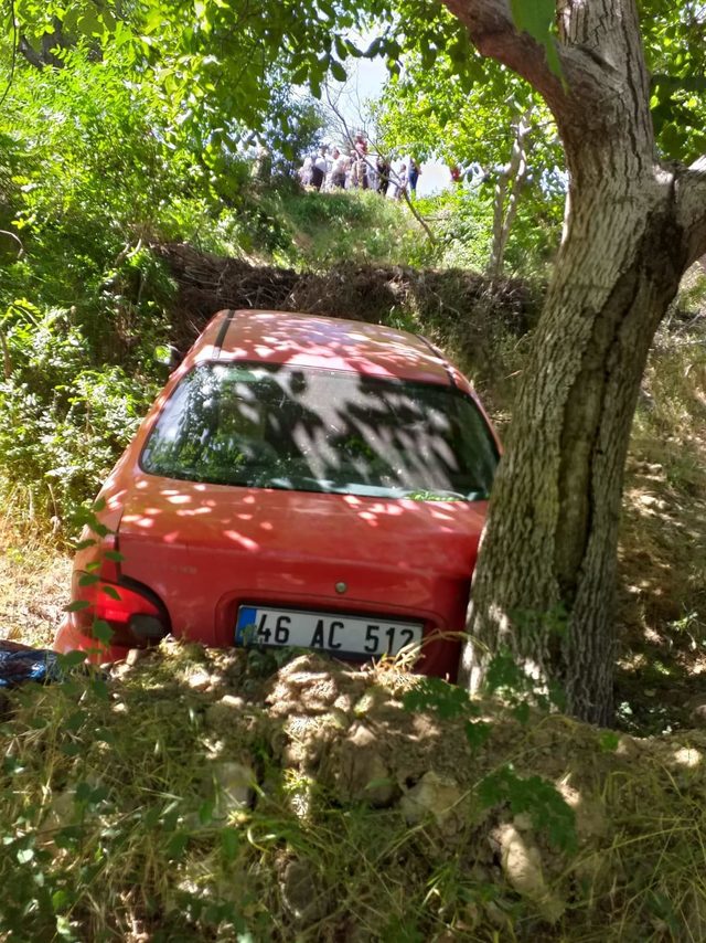 Otomobiller kafa kafaya çarpıştı: 13 yaralı