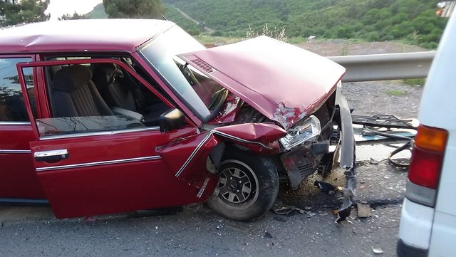 (Özel) Maltepe'de minibüs ve otomobil çarpıştı: 2 yaralı