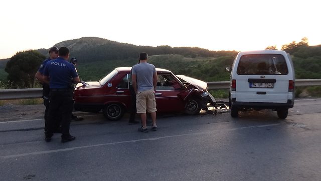 (Özel) Maltepe'de minibüs ve otomobil çarpıştı: 2 yaralı