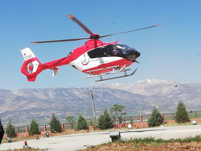 Rahatsızlanan kadın, ambulans helikopterle hastaneye ulaştırıldı