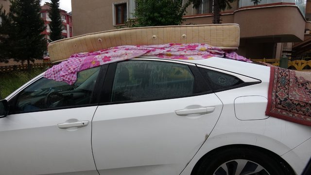 Araçlarını yatak, halı, kilim, örtü ve havluyla 'dolu'dan korumaya çalıştılar