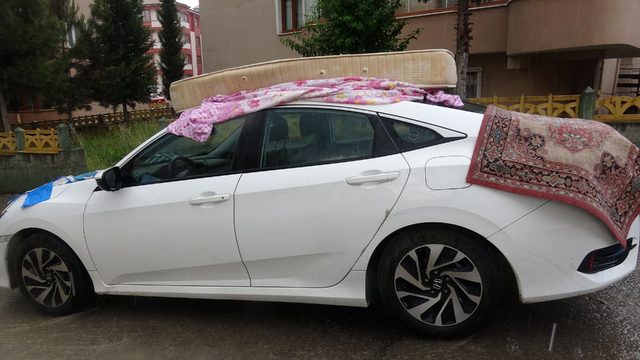 Araçlarını yatak, halı, kilim, örtü ve havluyla 'dolu'dan korumaya çalıştılar