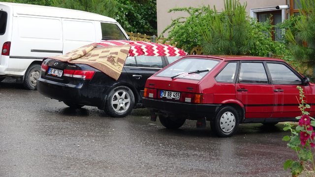 Araçlarını yatak, halı, kilim, örtü ve havluyla �dolu�dan korumaya