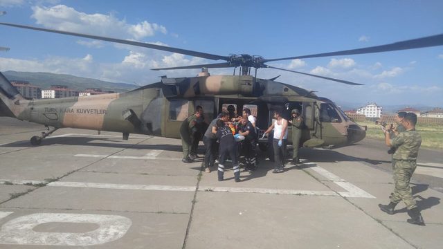 Piknikte üzerine kaya parçası düşen kişi helikopterle hastaneye ulaştırıldı