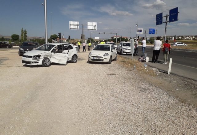 Elazığ'da iki otomobil çarpıştı: 4'ü çocuk 10 yaralı