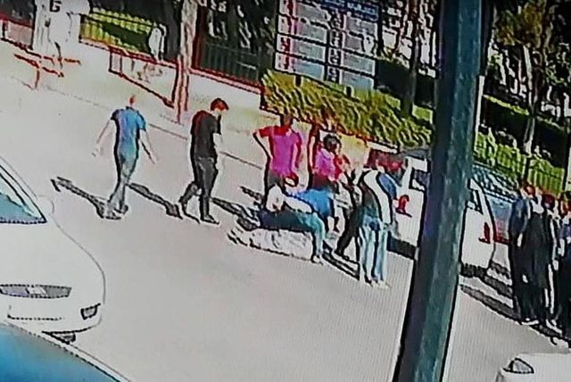 Otomobilin anne ve kızına çarpma anı kamerada